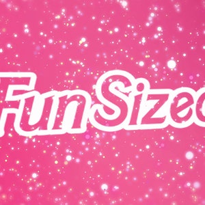 Pode incluir: Texto Fun Sized em branco com contorno branco sobre um fundo rosa com glitter branco.