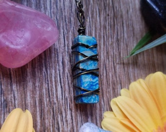 Collar con colgante de ágata azul envuelto en alambre, piedra natural