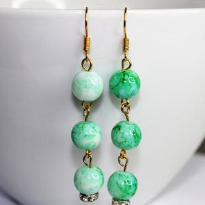 orecchini di perline di vetro, perline di vetro, orecchini verdi, orecchini penzoloni, orecchini di vetro, orecchini di perline, verde, verde e oro, fatti a mano