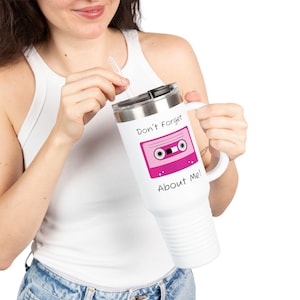 No te olvides de esta taza de viaje con aislamiento de mixtape retro, 113 ml: regalo para amantes de la música vintage, bebida portátil, nostalgia de los 80.