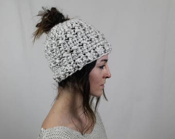 Messy Bun chapeau, bonnet queue de cheval, chapeau de chemin, chignon Beanie, bonnet noeud dessus, Messy Bun Beanie, Bun chapeau, chapeau au Crochet avec trou sur le dessus