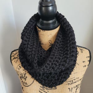 Crochet Cowl Scarf, Snood Scarf, Chunky Cowl, Modern Women's Cowl, Chunky Neckwarmer, Fall Winter Accessories, Gift for her