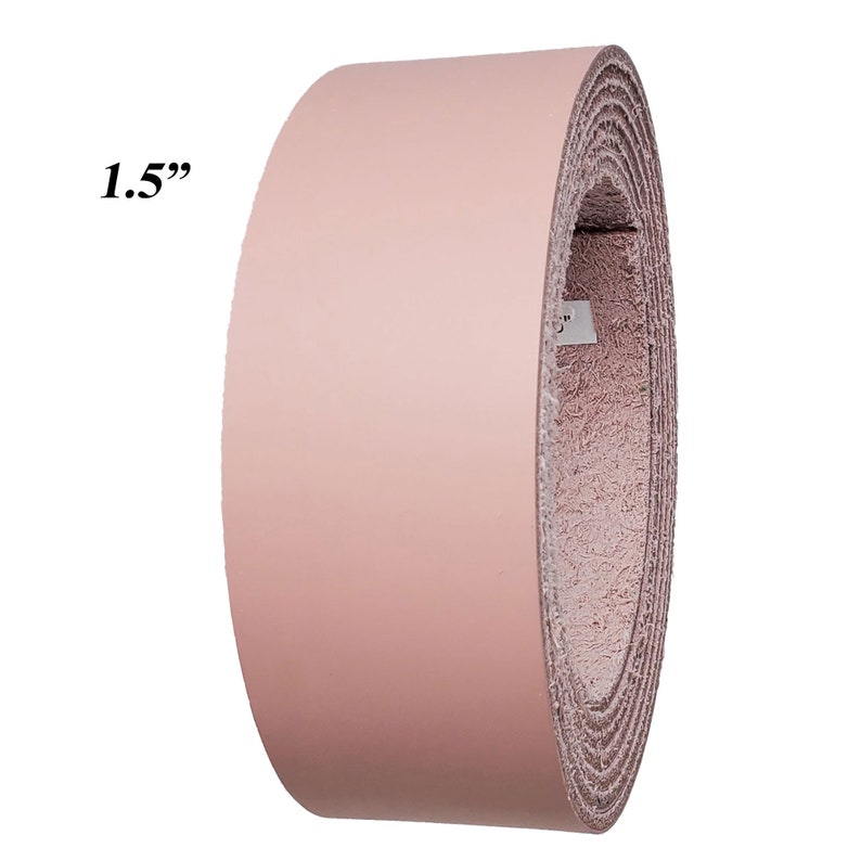 Op de afbeelding: Een rol blush roze leer, 3,8 cm breed, wordt getoond tegen een witte achtergrond. De randen van het leer zijn zichtbaar, wat de gelaagde constructie laat zien. Het leer heeft een gladde, matte afwerking, ideaal voor knutselen.