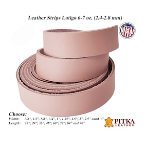 Op de afbeelding: Gerolde lichtroze leren stroken, met het opschrift "Leather Strips Latigo 6-7 oz." met een "Made in the USA" embleem. Beschikbare breedtes: 1 cm tot 7.6 cm. Lengtes: 30 cm tot 244 cm. Het Pitka Leather logo staat rechtsonder.