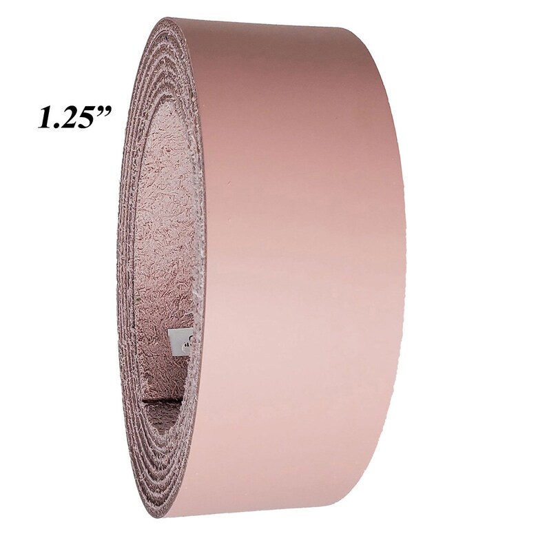 Op de afbeelding: Een rol blush roze leer, 3,18 cm breed, wordt getoond tegen een witte achtergrond. Het leer is opgerold, waardoor de getextureerde onderkant zichtbaar wordt. De gladde, afgewerkte kant van het leer is aan de buitenkant van de rol zichtbaar.