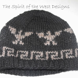 Puede incluir: Un gorro de punto negro con un patrón geométrico beige. El gorro presenta un diseño repetido de pájaros estilizados y un borde de greca. El texto "The Spirit of the West Designs" está en la parte superior.