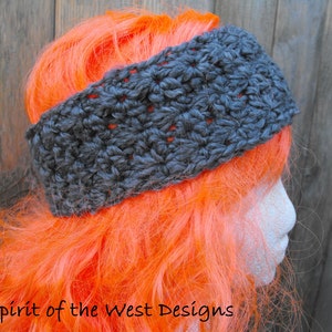 Op de afbeelding: Grijze gehaakte hoofdband met een eenvoudig steekpatroon. De hoofdband wordt gedragen door een mannequin met fel oranje haar.