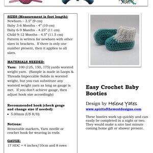 Pu&ograve; includere: Scarpine da neonato all'uncinetto in verde acqua e bianco. Il modello include taglie per neonati fino a 9-12 mesi, con misure da 9 cm a 11.5 cm. Design di Helene Yates.