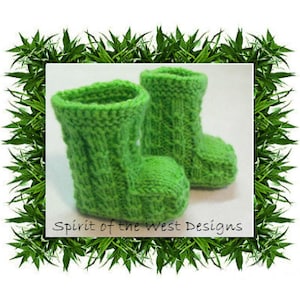 Könnte beinhalten: Ein Paar hellgrüne gestrickte Babyschuhe. Die Schuhe sind mit einem einfachen Stichmuster gearbeitet und haben eine spitze Zehe.