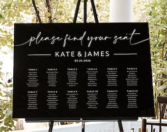 Könnte beinhalten: Schwarze Hochzeitssitzordnung mit weißem Text. Die Karte zeigt "Bitte finden Sie Ihren Platz" und "Kate & James" mit dem Datum "02.25.2026". Die Karte listet Tischnummern und Gäste auf.