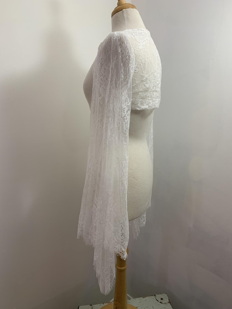 White Bridal Shrug, Eyelash Lace Wedding Bolero, Wuthering Heights Wide Bell Sleeve Jacket, Cottagecore Shawl afbeelding 8