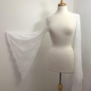 White Bridal Shrug, Eyelash Lace Wedding Bolero, Wuthering Heights Wide Bell Sleeve Jacket, Cottagecore Shawl afbeelding 9