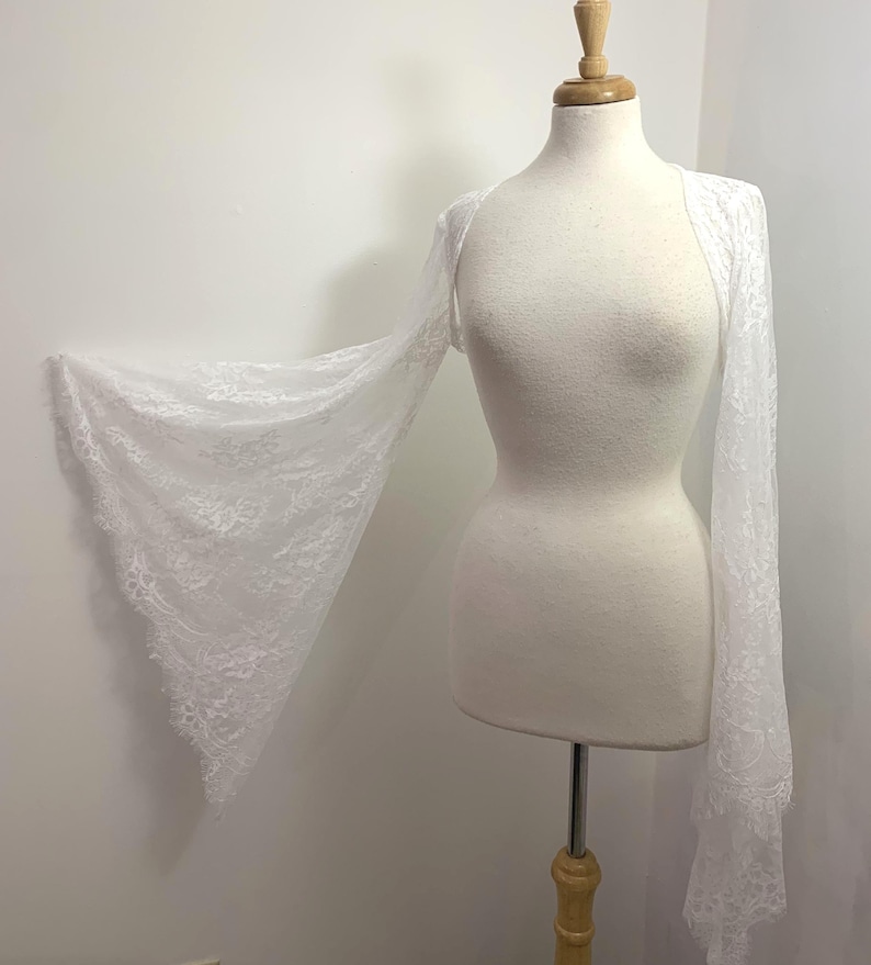 White Bridal Shrug, Eyelash Lace Wedding Bolero, Wuthering Heights Wide Bell Sleeve Jacket, Cottagecore Shawl afbeelding 9