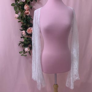 White Bridal Shrug, Eyelash Lace Wedding Bolero, Wuthering Heights Wide Bell Sleeve Jacket, Cottagecore Shawl afbeelding 6