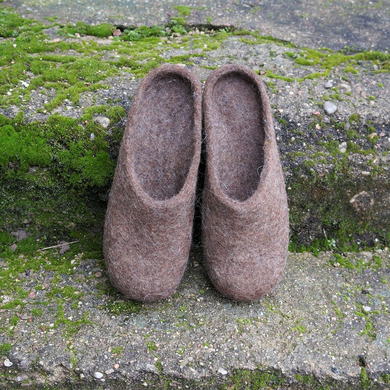 Brown men slippers Handmade home shoes for men or women. Felte slippers. Unisex wool shoes. image 3