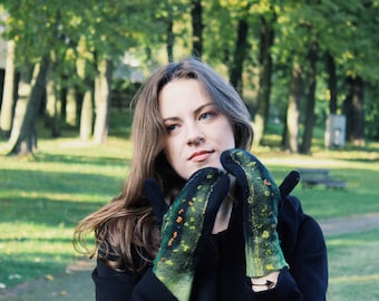 Puede incluir: Una mujer con un abrigo negro y guantes de punto con estampado verde y naranja.