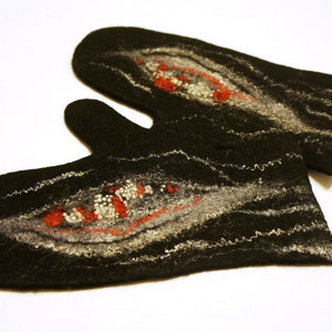 Puede incluir: Un par de guantes de lana negra con diseños bordados en rojo, blanco y gris. Los guantes tienen una superficie texturizada y están hechos de lana.