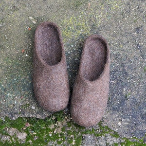 Brown men slippers Handmade home shoes for men or women. Felte slippers. Unisex wool shoes. image 2