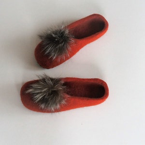 Red women slippers/Eco friendly Christmas gift for mother or daughter/Natural wool house shoes/Women shoes/Flat shoes/Felted wool mules/Coat