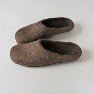 Brown men slippers Handmade home shoes for men or women. Felte slippers. Unisex wool shoes. image 1