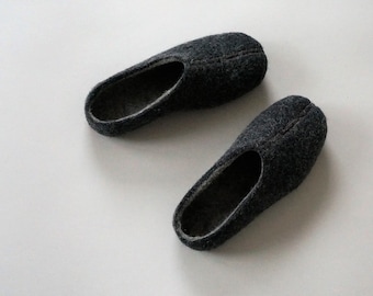 Grey wool slippers/House shoes/Felt shoes/Wool shoes/Shoes for men or women/Slippers/Home shoes/Boots/Slippers for home/Mules/Men slippers