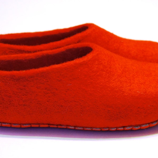 Red women slippers eco friendly Christmas gift for mother and daughter/ Natural wool house shoes / Women shoes /Flat shoes/Felted wool mules