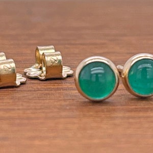 Smaragd Ohrstecker aus massivem 18k Gold, Petite Natürliche Smaragd Edelstein Cabochon Lünette Ohrstecker, Mai Geburtsstein, handgemachtes Geschenk für sie