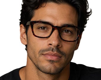 Puede incluir: Gafas de montura completa con un marco rectangular clásico en un patrón de carey marrón oscuro y negro. Las gafas tienen lentes transparentes y patillas gruesas, proporcionando un aspecto estructurado que enmarca los ojos con un acabado moteado.