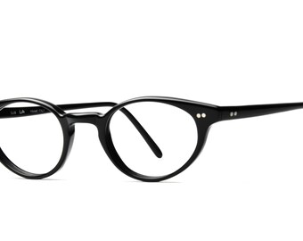 Subtle cat eye shape eyeglasses made in Italy in the 90s