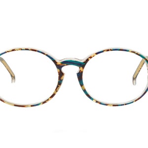 Peut inclure: Lunettes rondes avec une monture à motifs bleus, bruns et dorés.