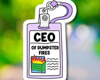 Może przedstawiać: Fioletowo-biała odznaka identyfikacyjna z tekstem "CEO of Dumpster Fires" i kreskówkowym obrazkiem zielonego kontenera na śmieci w płomieniach.
