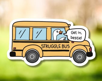 Puede incluir: Un autobús escolar amarillo con un ganso conduciendo. El autobús tiene las palabras "STRUGGLE BUS" en el lateral. El ganso lleva una camisa blanca y tiene un globo de diálogo que dice "Get in, bestie!"