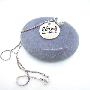 Handgestempelte &quot;Gesegnete&quot; Halskette mit Perlenakzent, Charm-Halskette, Geschenk für Sie