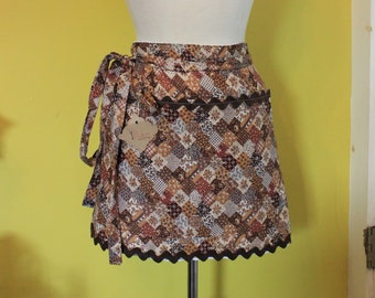 Vintage Patchwork Hostess Apron: 1970s Fabric with Ric Rac Trim