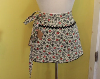 Women's vintage upcycled feed sack half apron/hostess apron/ double pocket/ farmhouse apron/shabby chic apron/cottagecore/Mother's day gift