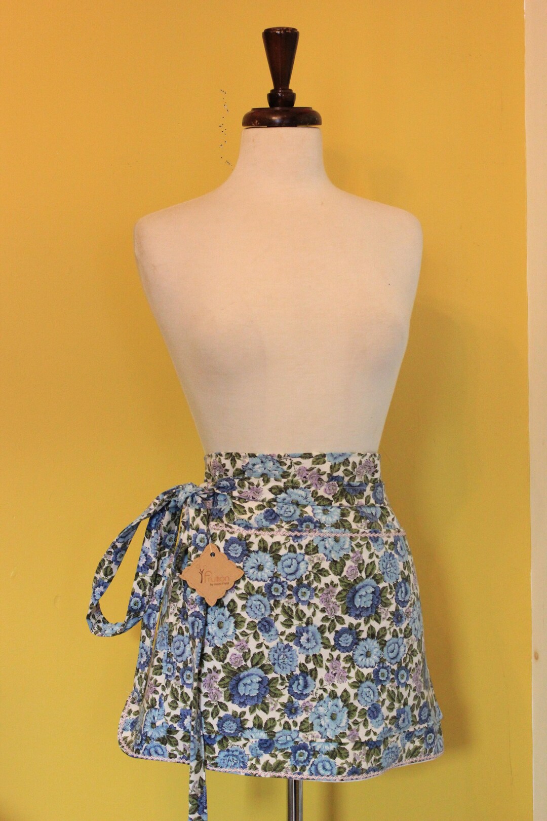 Woman's Hostess Apron/vintage Fabric/retro Floral Pattern/vintage Lace