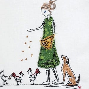 Op de afbeelding: Geborduurd kunstwerk dat een persoon in een groene jurk toont die kippen en een hond voedt. De persoon heeft een bruine knot en houdt een beige tas vast. De kippen hebben rode kammen. De hond is bruin en zit.