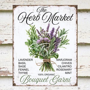 Könnte beinhalten: Ein rechteckiges, weißes Schild mit dem Text "The Herb Market" in eleganter Schrift. Eine Aquarellillustration eines Kräuterstraußes, darunter Lavendel und Rosmarin, ist abgebildet. Das Schild listet verschiedene Kräuter und die Worte "Bouquet Garni" auf.