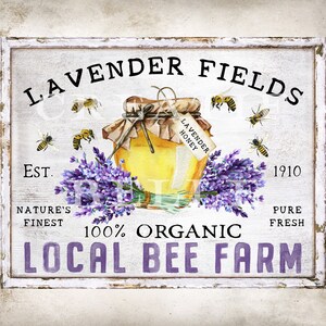Może przedstawiać: Biały drewniany znak z napisem "LAVENDER FIELDS" czarnymi literami. Znak zawiera również tekst "EST." i "1910" wraz ze słowami "NATURE'S FINEST", "PURE FRESH", "100% ORGANIC" i "LOCAL BEE FARM". Słoik miodu z etykietą z napisem "LAVENDER HONEY" znajduje się w środku znaku. Słoik jest otoczony kwiatami lawendy i pszczołami.