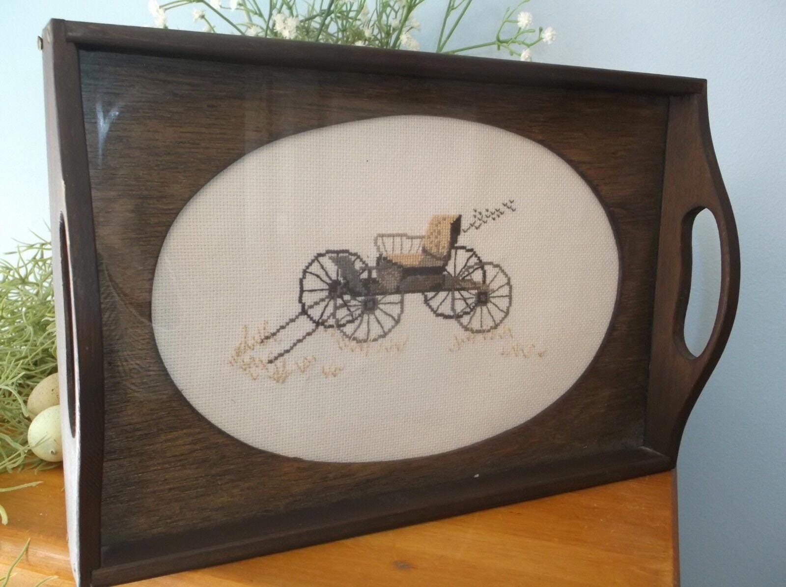 Bandeja de madera vintage con cristal ~ Bordado enmarcado / Punto de cruz ~ Carro antiguo