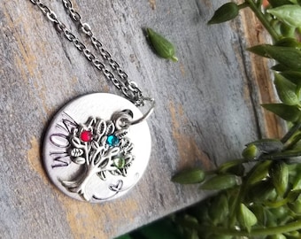 Stammbaum Birthstone Halskette: Handgestempelt 'Mom' Anhänger