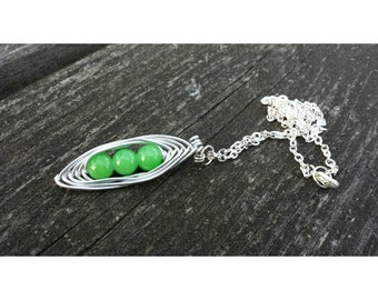 Three Peas in a Pod Necklace: Jade Green Mom Gift
