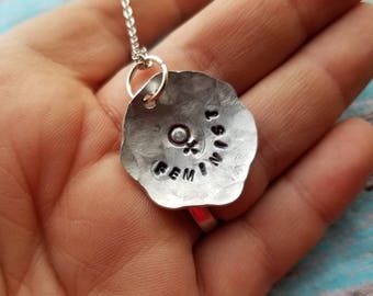 Collana femminista con timbro a mano: ciondolo in alluminio martellato