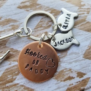 Daddy Schlüsselanhänger Vatertag Geschenk eingehängt auf Papa Angeln Buddy Schlüsselanhänger Fisch Schlüsselanhänger Geschenk für Papa Geschenk für Papa personalisiertes Papa Geschenk