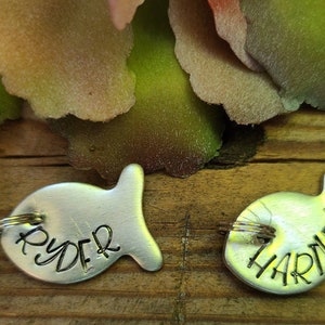 Personalisierte Namensanhänger, Fisch Namensanhänger, FischNamen Charms, Angeln Buddy Charms, FischRohlinge, Schlüsselanhänger add on, extra Fisch Charm für Papa