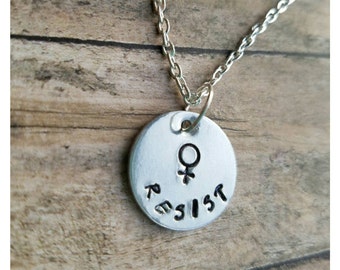 Collana Resist Feminist: simbolo femminile stampato a mano, gioielli per l'uguaglianza