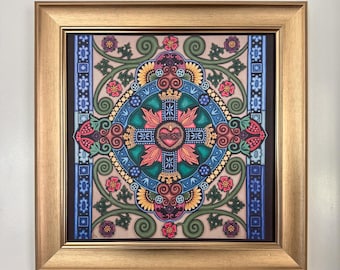 Puede incluir: Una obra de arte enmarcada con un diseño colorido e intrincado que presenta un corazón con una corona y una cruz. El diseño está rodeado de patrones florales y geométricos en tonos de azul, verde, rojo, amarillo y dorado.