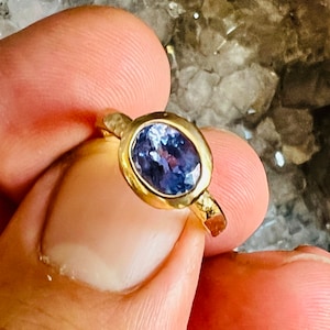 Hermoso anillo de tanzanita en oro de 14 quilates con acabado martillado