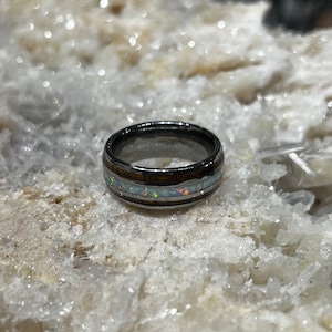 Anello con opale australiano e tungsteno