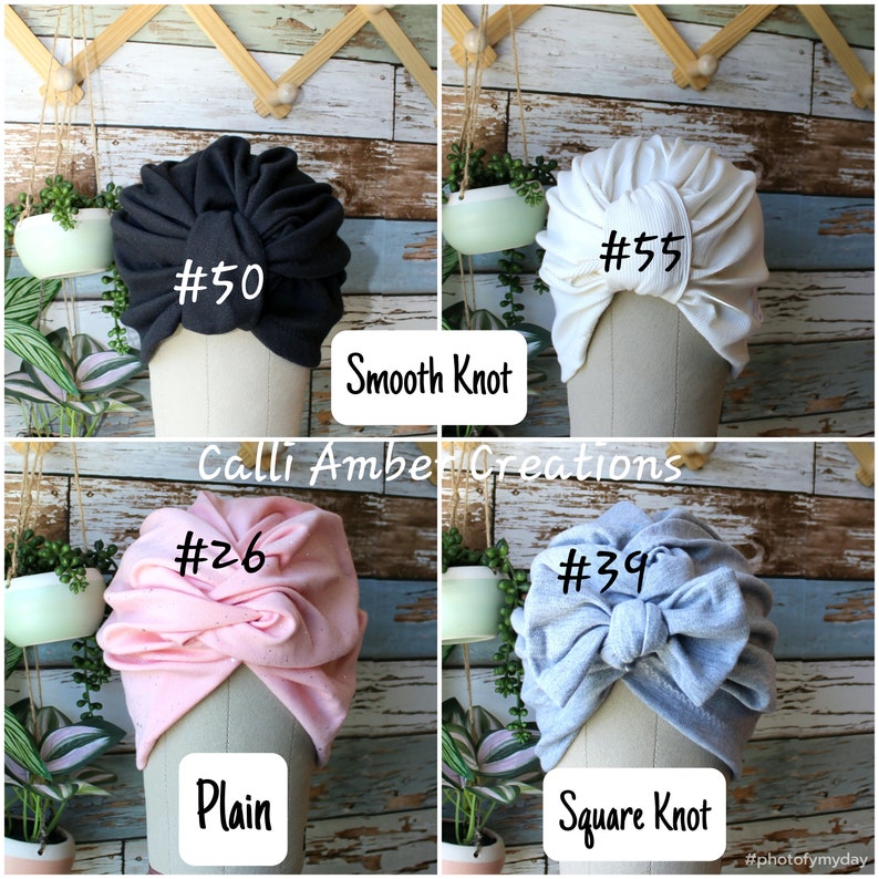 Puede incluir: Cuatro turbantes sobre cabezas de maniqu&iacute;, etiquetados #50 en negro, #55 en blanco, #26 en rosa claro y #39 en azul claro. El texto Calli Amber Creations aparece arriba, con las etiquetas Smooth Knot, Plain y Square Knot incluidas.